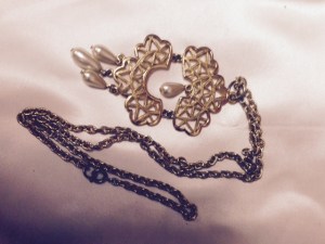 Necklace - gold and pearl beads 3