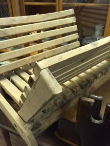 magazine-rack-wood-slats-3