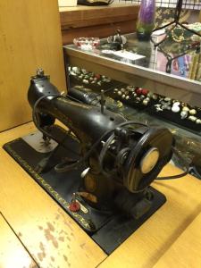 sewing-machine-table-blond-5