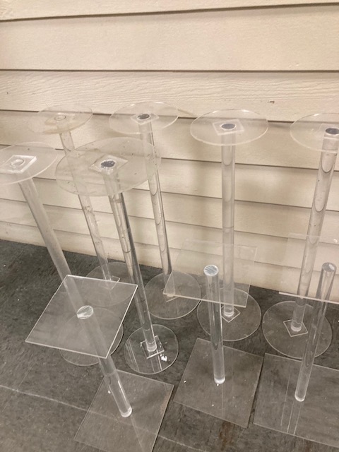 This image has an empty alt attribute; its file name is pedestals-lucite-3.jpg